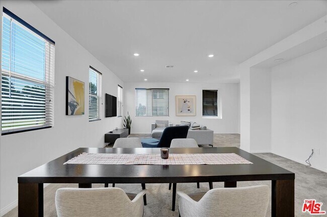 Building Photo - 725 Daniel Freeman Cir