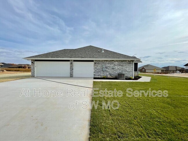 Foto del edificio - 327 W Frst Holw St