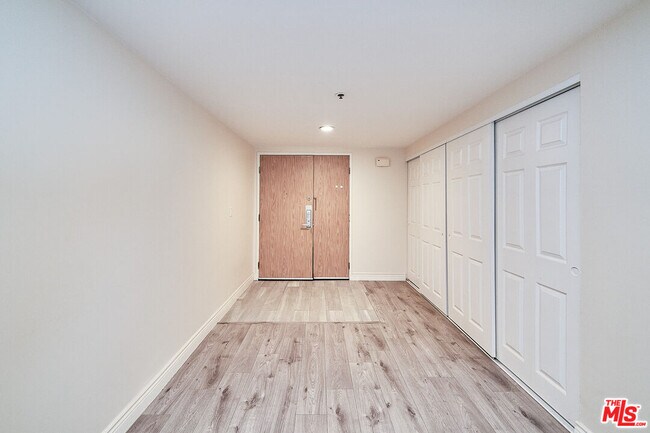 Building Photo - 727 S Ardmore Ave