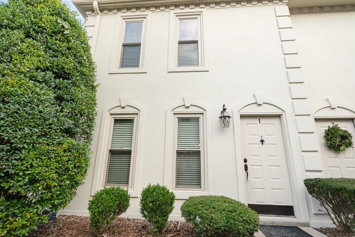 Foto principal - End Unit 2 Bedroom 2 1/2 Bath Townhome-Hil...