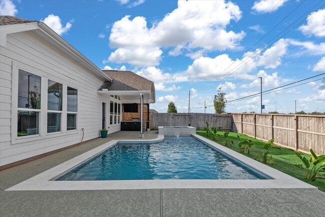 Building Photo - 31926 McKinley Run Dr