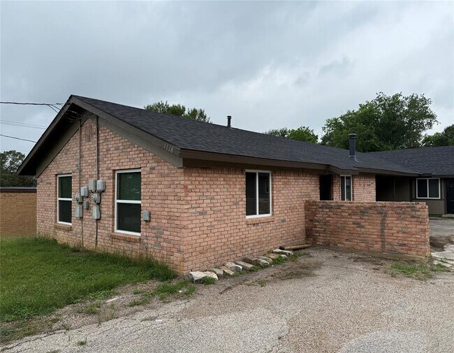 Building Photo - 1114 Hazelton St