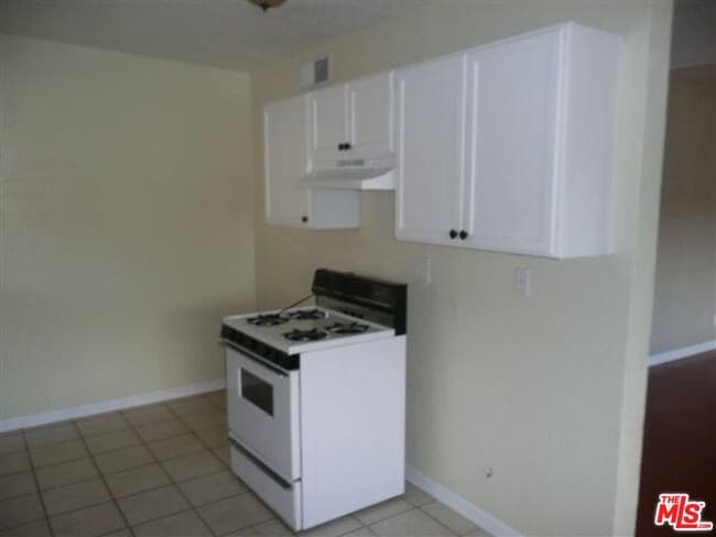 Building Photo - 310 N Cherry St