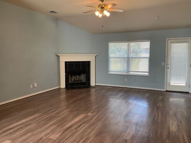 Foto del edificio - 3 Bed 2 Bath Home!  Half off on the first ...