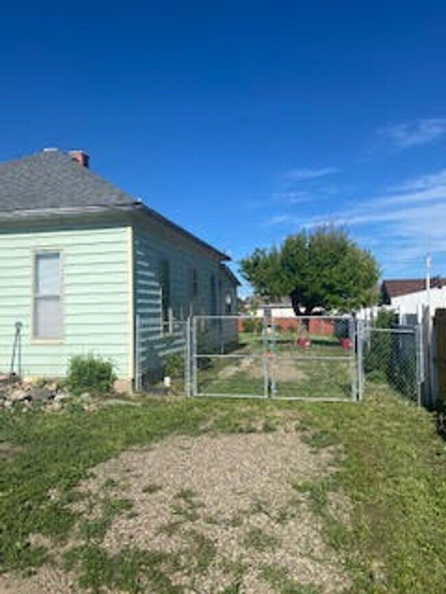Building Photo - 3 Bedroom 1 bath home now available