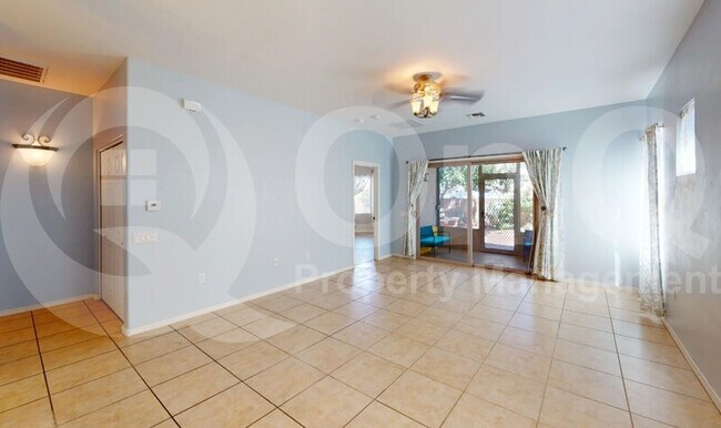 Foto del edificio - 252 W Calle Media Luz