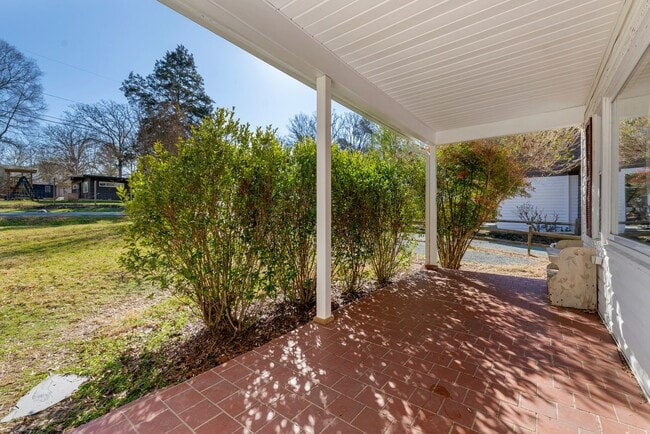 Building Photo - Available Soon! Adorable 2 bedroom home in...