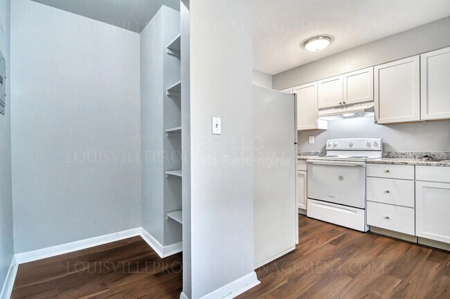 Building Photo - 2425 Lindsay Ave