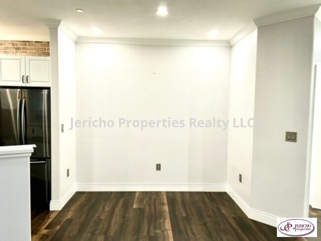 Building Photo - JUST REDUCED!!   BEAUTIFULLY UPDATED 2 BED...