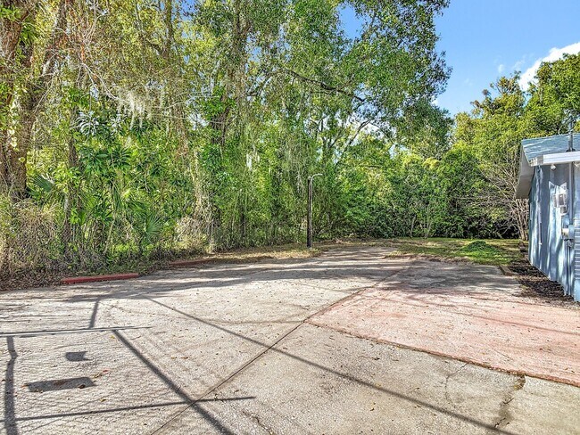 Foto del edificio - 2 bed/1.5 bath Single-Family Home on Large Lot in Sanford!