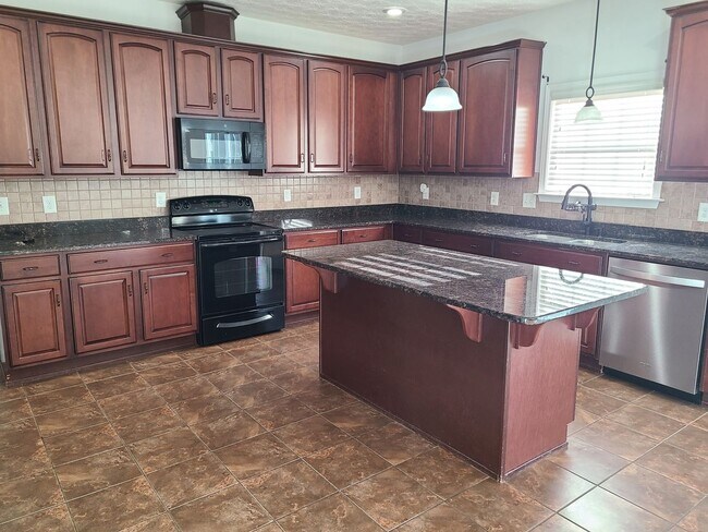 Foto del edificio - 5 bedroom/4 bathroom home available to rent in Fortson!