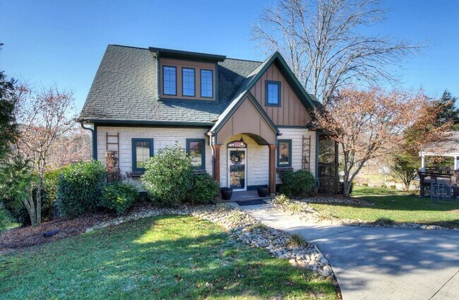 Foto del edificio - GORGEOUS LAKE HOUSE! 3 Bedrooms/3.5 Baths on Boone Lake, Private Dock, Fireplace & More! $3,900 m...