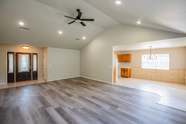 Building Photo - ***2733 Highland Circle***