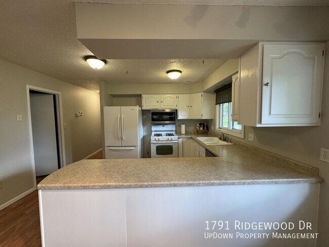 Building Photo - 1791 Ridgewood Dr