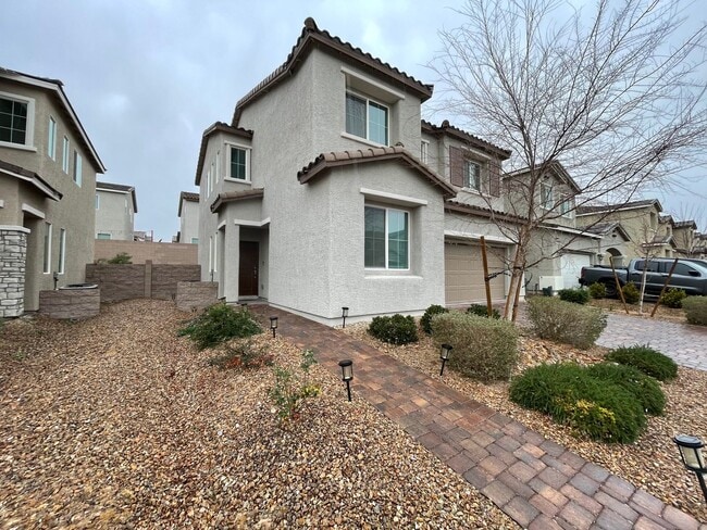 Building Photo - GATED 3 BED 2.5 BATH 2 CAR GARAGE SINGLE F...
