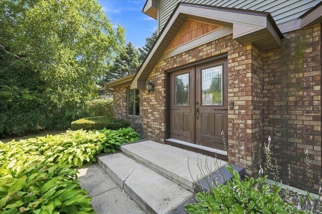 Building Photo - 911 Thomas Dr