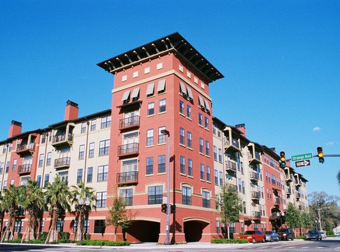 Foto principal - Spacious, Top Floor 2brm 2bath Condo with ...