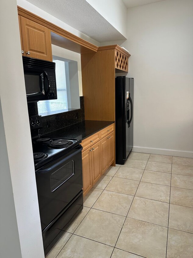 Foto principal - Large TH with 2 car garage