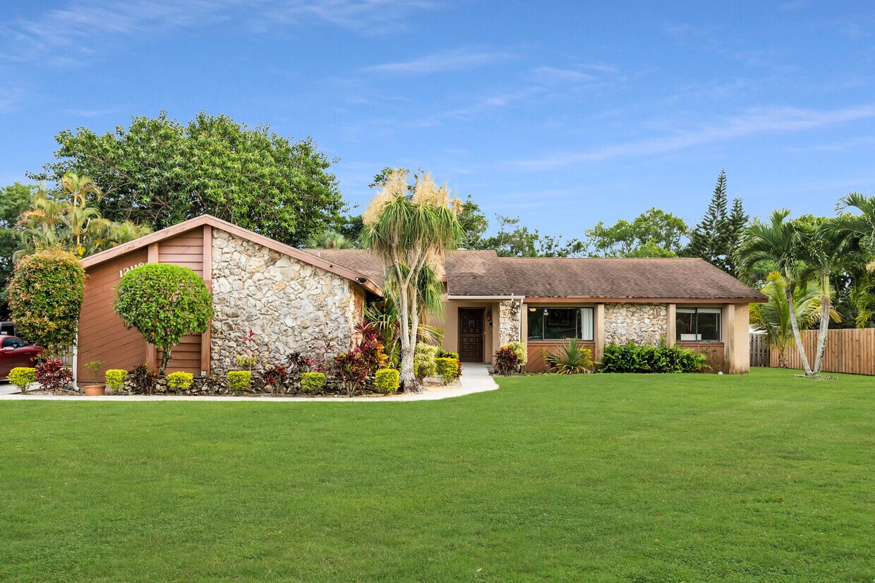 Foto principal - 12118 Old Country Rd S