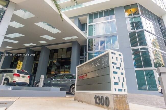 Foto del edificio - 1300 Brickell Bay Dr