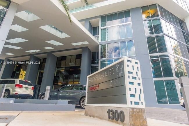 Building Photo - 1300 Brickell Bay Dr