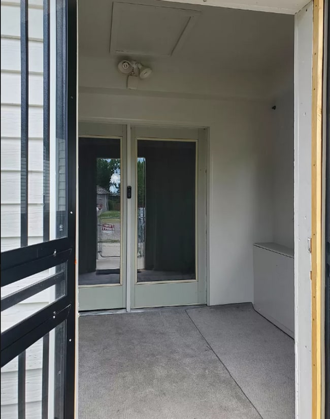 Building Photo - 2 Bedroom, Bonus Room, 1 Bathroom, Home For Rent in St. Anthony!  Fenced Yard, Covered Parking, W...