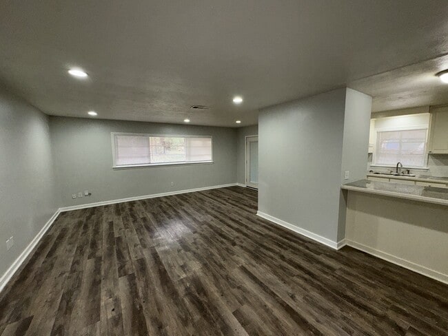 Building Photo - 304 Colonial Cir