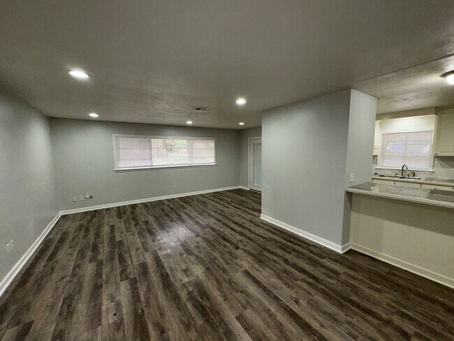 Foto del edificio - 304 Colonial Cir