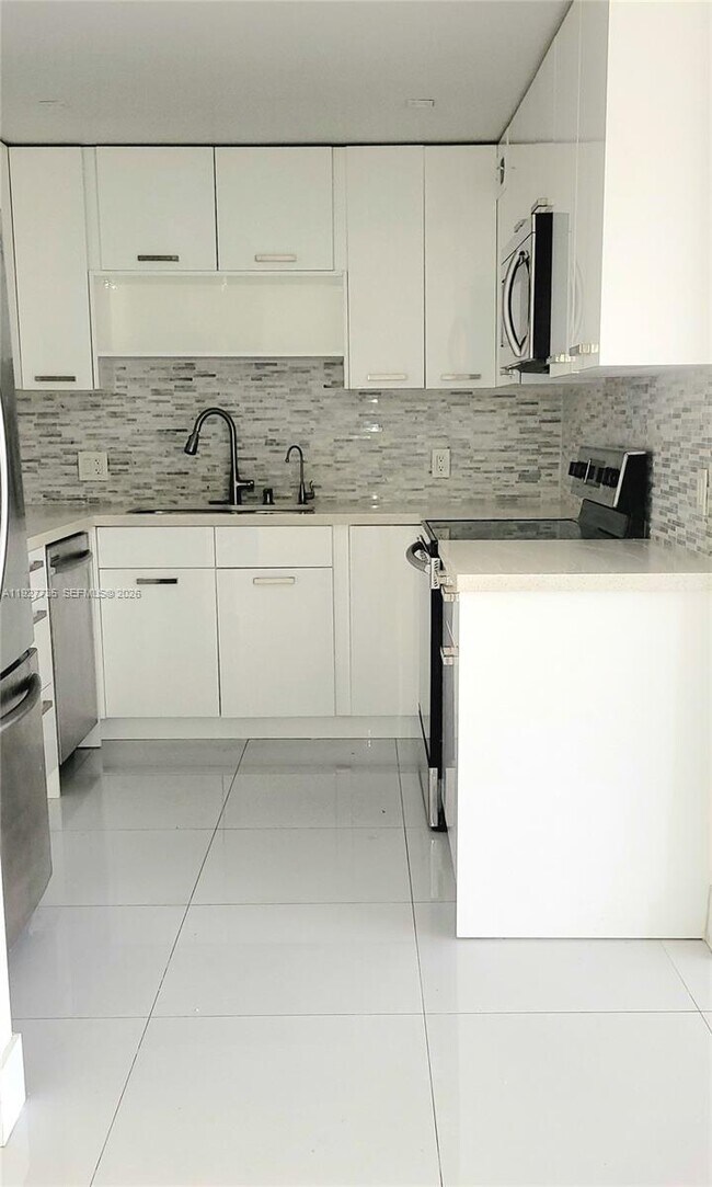 Foto del edificio - 2500 NE 135th St