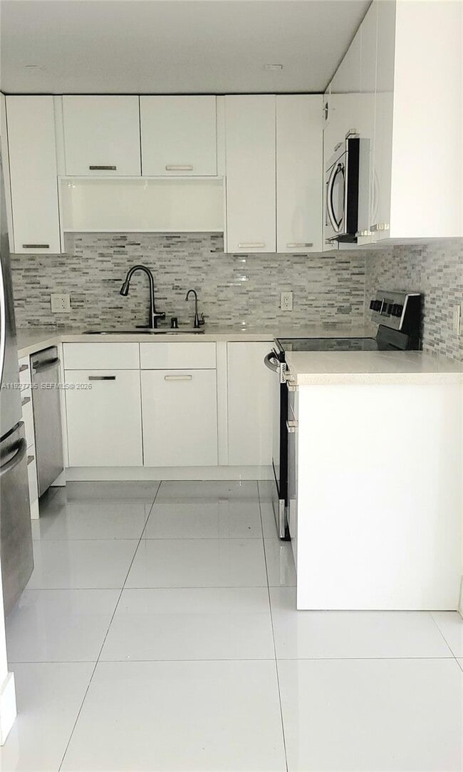 Building Photo - 2500 NE 135th St