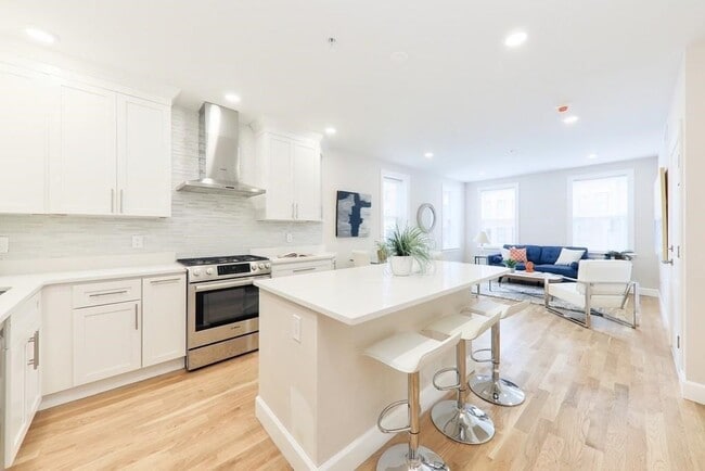 Building Photo - 37 Chelsea St