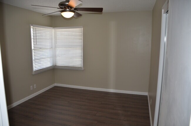 Foto del edificio - 885 S Reseda St