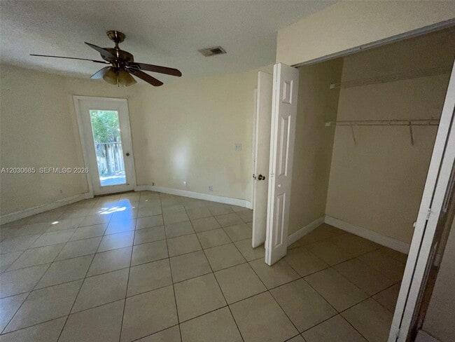 Foto del edificio - 9999 Summerbreeze Dr