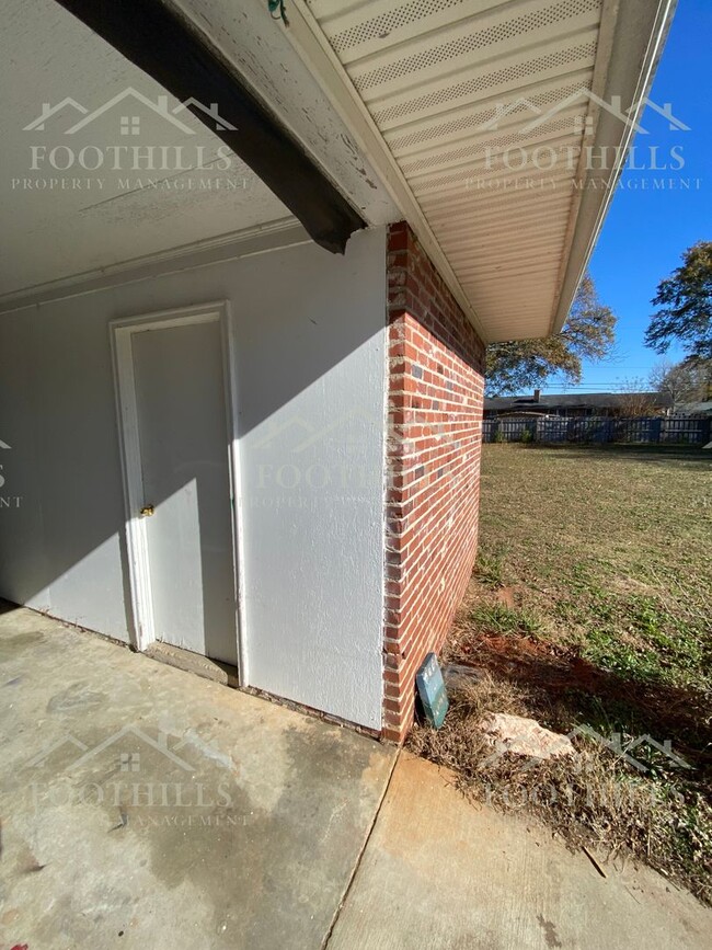 Building Photo - 3 Bedroom Single Family Home Near Downtown...