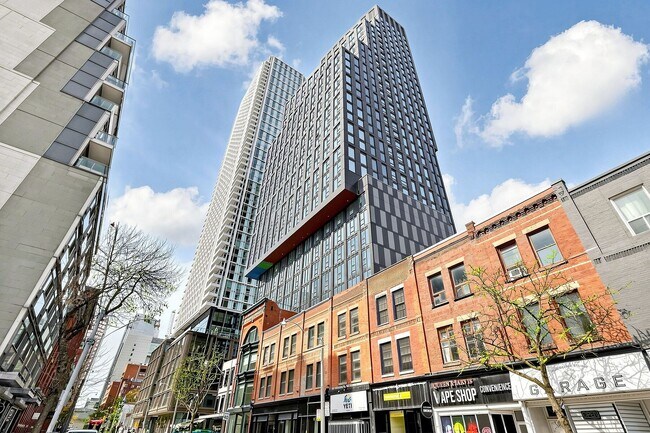 Photo du bâtiment - 100 Queen St E