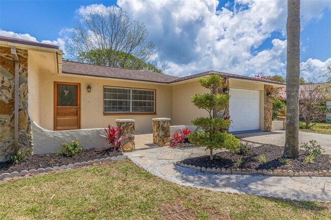 Building Photo - 834 Riverside Dr