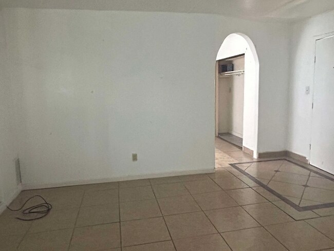 Building Photo - 1217 W Wabash St