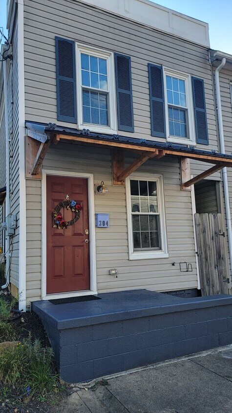 Foto principal - Beautifully Maintained Townhome in Downtow...