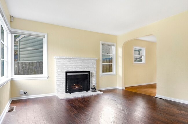 Foto del edificio - Classic single story house with furnished basement. Near Interurban trails and Jackson Golf course.