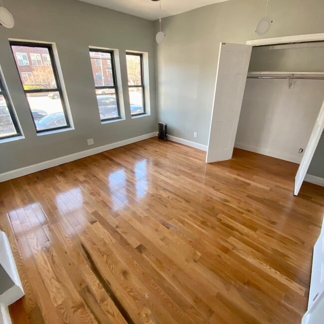 Queen sized bedroom - 305 Rockaway Pky