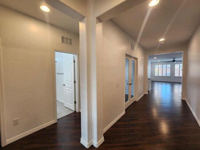 Building Photo - Lovely Single Story Home in Mountains Edge