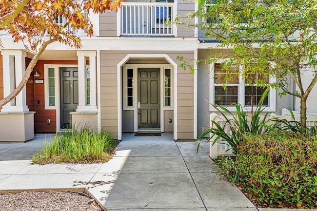 Building Photo - 1,331 sq ft with 2 on-suite bedrooms and o...