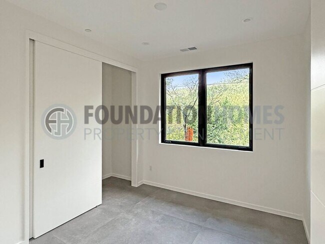 Foto del edificio - 500 Lovell Ave