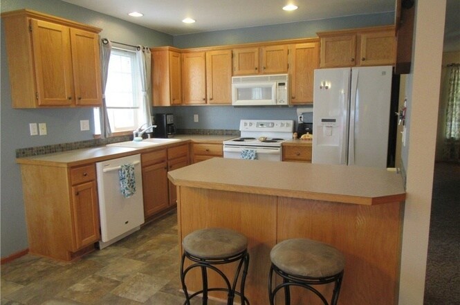 Open concept kitchen - 2262 Eastwood Way