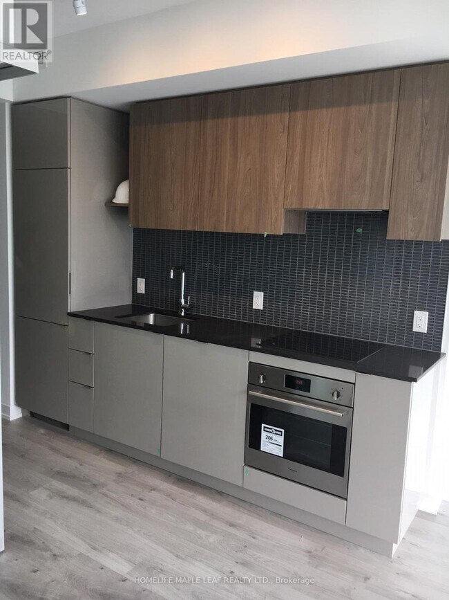 Photo du bâtiment - 161 Roehampton Ave