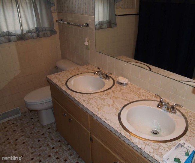 Building Photo - 5728 Monona Dr