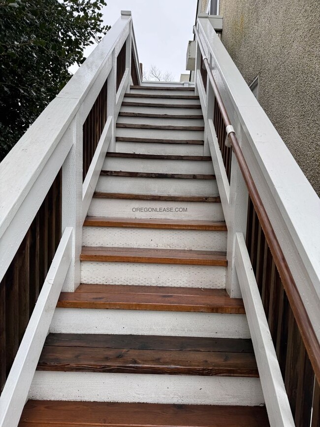 Building Photo - 2 Bedroom 1 bath downtown apartment availa...