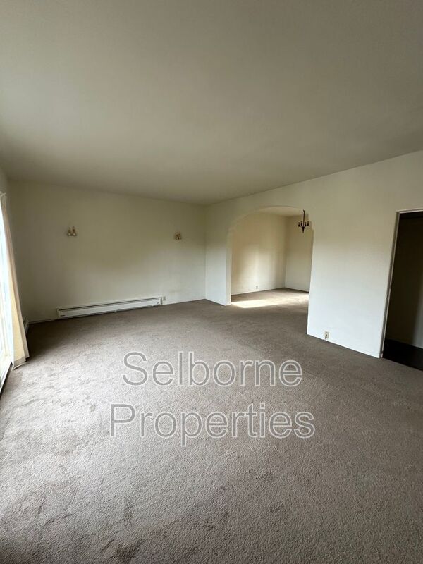 Building Photo - 2609 Ivy Dr