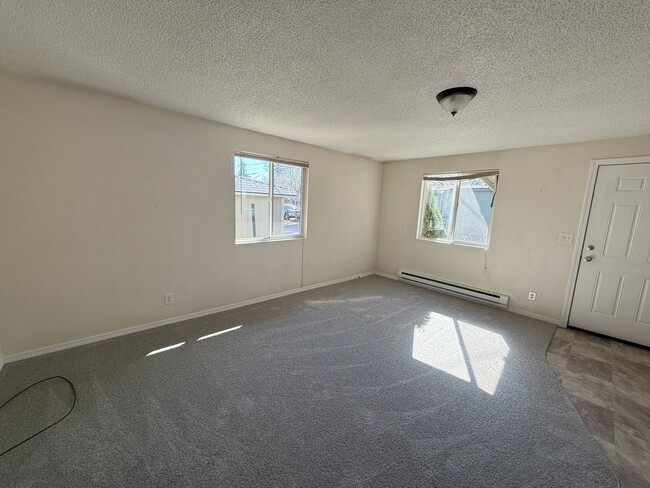 Building Photo - COZY 2 BEDROOM & 1 BATHROOM HOME