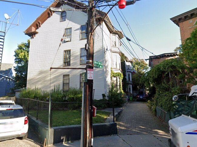 Building Photo - 4 Adella Pl